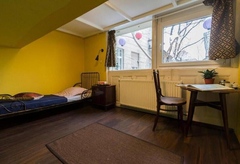 غرفة قياسية فردية حمام مشترك, Baroque Hostel & Coworking