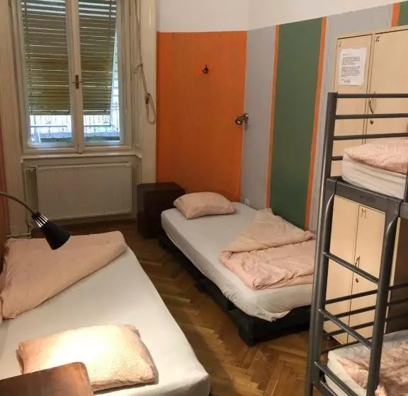 浴室共有スタンダード4人用ルーム, Baroque Hostel & Coworking
