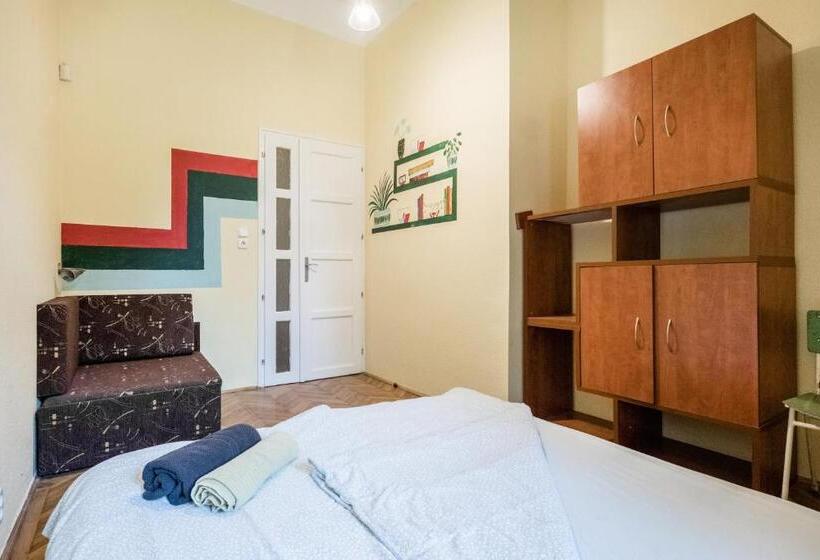 스탠다드 트리픔 룸 공동욕실, Baroque Hostel & Coworking
