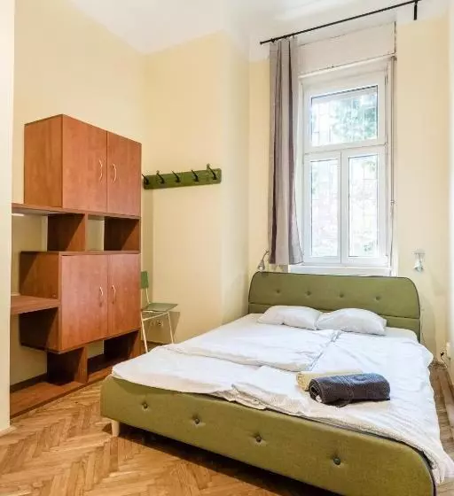 バスルーム共有のトリプルスタンダード, Baroque Hostel & Coworking