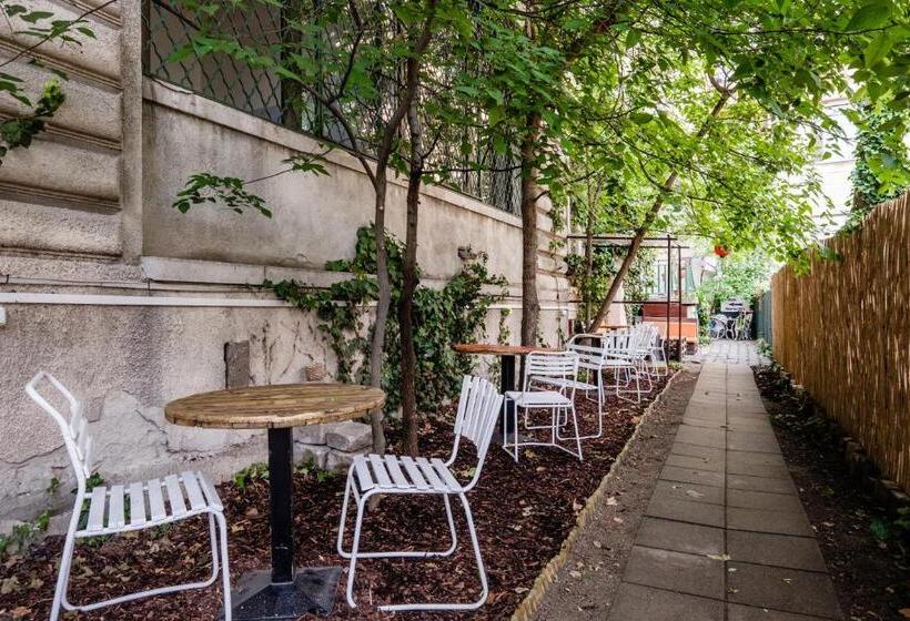 스탠다드 트리픔 룸 공동욕실, Baroque Hostel & Coworking