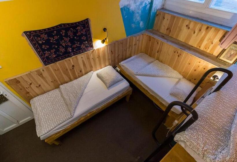 سرير فى غرفة مشتركه, Baroque Hostel & Coworking