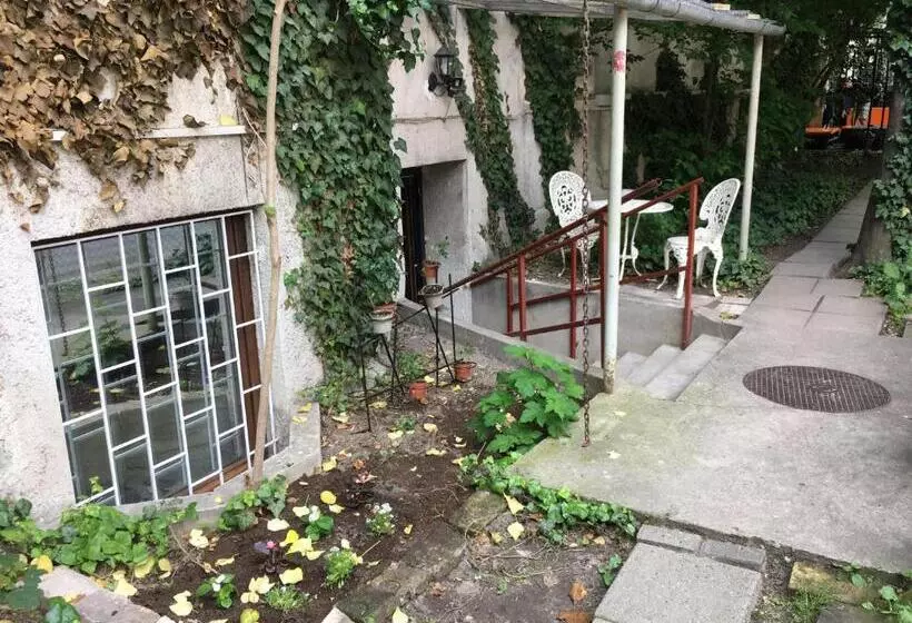 ファミリーステューディオ, Baroque Hostel & Coworking