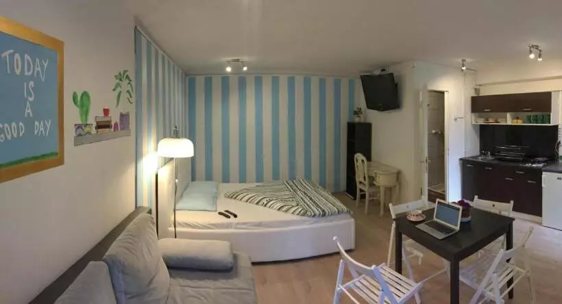 ファミリーステューディオ, Baroque Hostel & Coworking