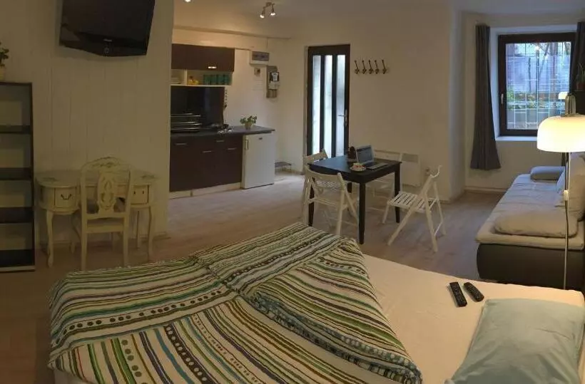 ファミリーステューディオ, Baroque Hostel & Coworking