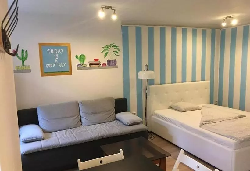 ファミリーステューディオ, Baroque Hostel & Coworking