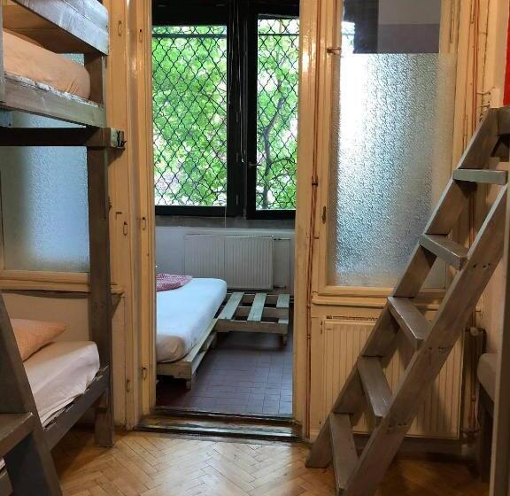 공동 객실, Baroque Hostel & Coworking