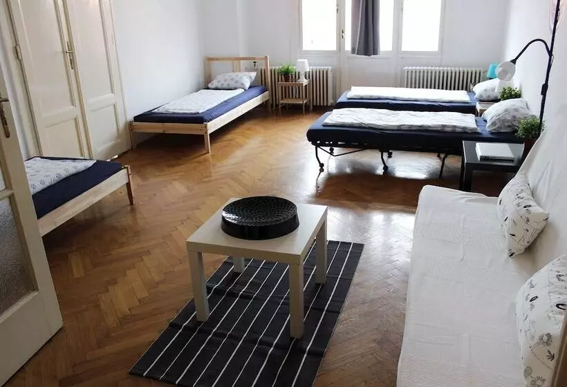 آپارتمان 3 خوابه, Happy Hostel