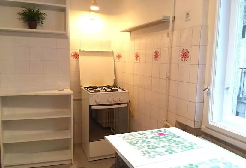 آپارتمان 3 خوابه, Happy Hostel