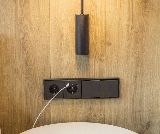 חדר סטנדרט לשלושה, Andante