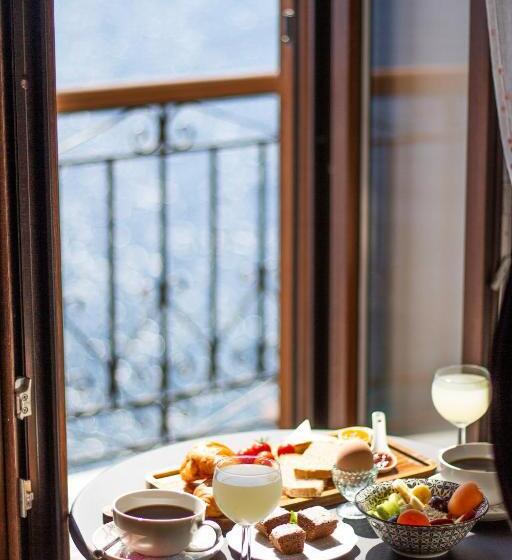 اتاق لوکس با چشمانداز دریا, Arion Syros