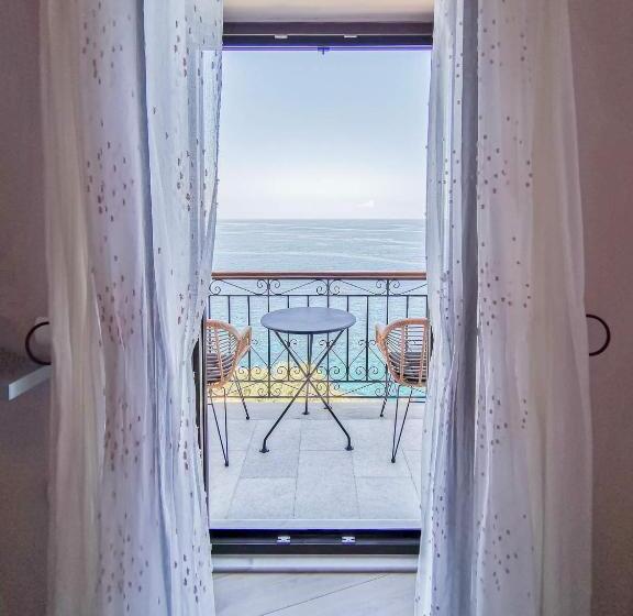 اتاق لوکس با چشمانداز دریا, Arion Syros