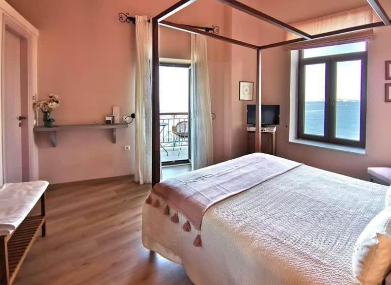 اتاق لوکس با چشمانداز دریا, Arion Syros