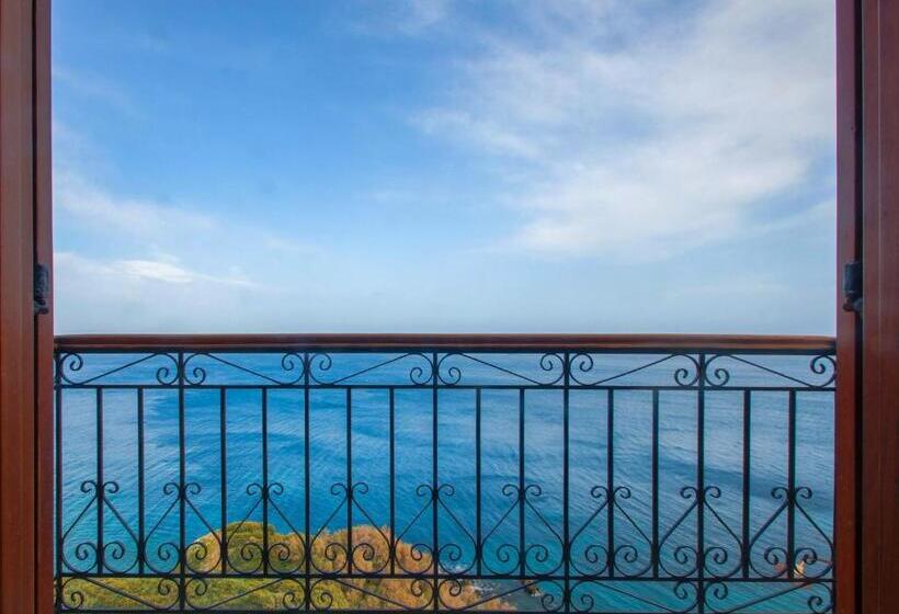 اتاق لوکس با چشمانداز دریا, Arion Syros