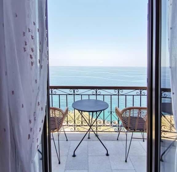 اتاق لوکس با چشمانداز دریا, Arion Syros