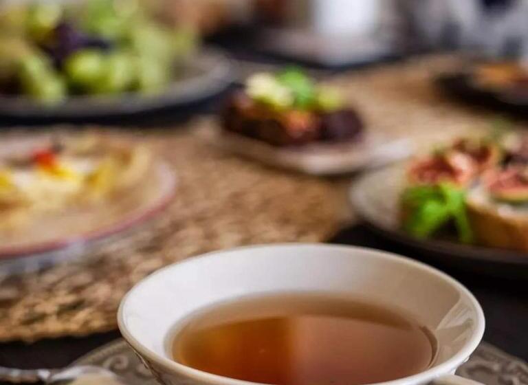 سوئیت با تخت بزرگ, Arion Syros