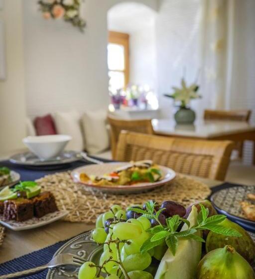 سوئیت با تخت بزرگ, Arion Syros