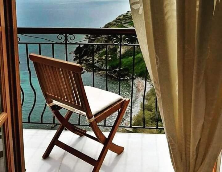 سوئیت با تخت بزرگ, Arion Syros