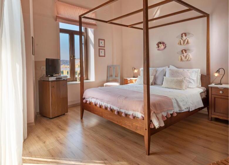 اتاق لوکس با چشمانداز دریا, Arion Syros