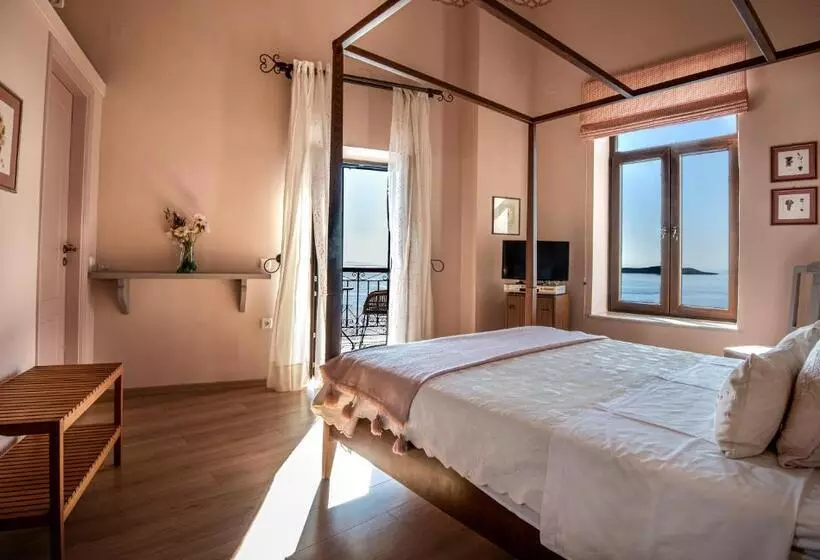 اتاق لوکس با چشم‌انداز دریا, Arion Syros