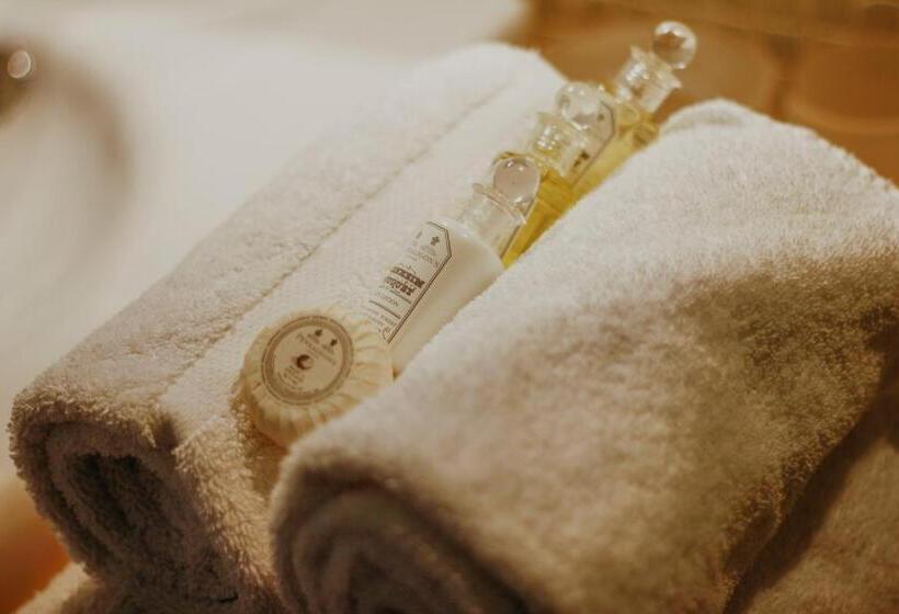 سوییت جونیور با چشمانداز دریا, Arion Syros