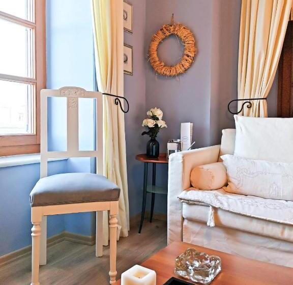 سوئیت با تخت بزرگ, Arion Syros