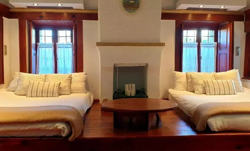 Deluxe Neljän Hengen Huone, Astraka Guesthouse I