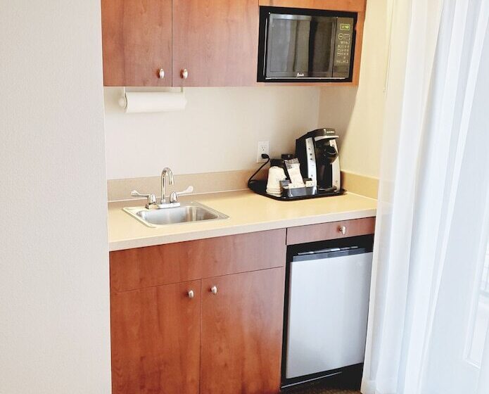 带阳台套房, Holiday Inn Express Hotel & Suites Portland Northwest Downtown, An Ihg