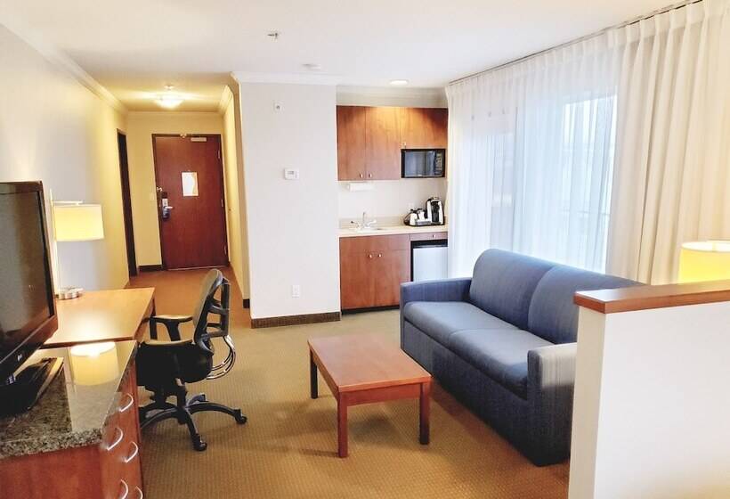 Люкс с Балконом, Holiday Inn Express Hotel & Suites Portland Northwest Downtown, An Ihg