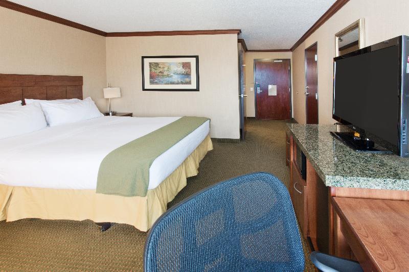 带大床的标准间, Holiday Inn Express Hotel & Suites Portland Northwest Downtown, An Ihg