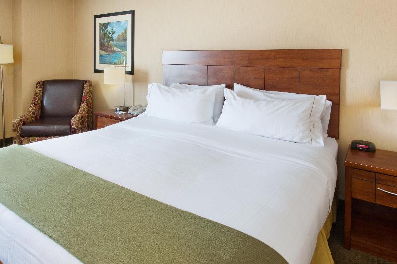 带大床的标准间, Holiday Inn Express Hotel & Suites Portland Northwest Downtown, An Ihg