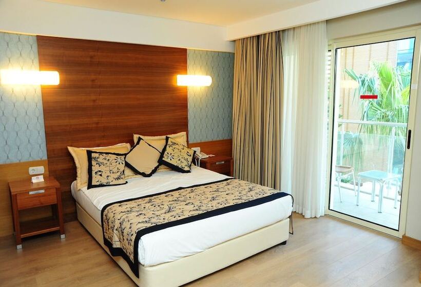 سوییت جونیور, Trendy Side Beach Adults Only
