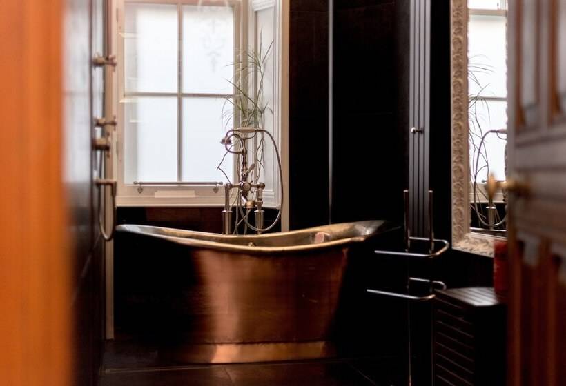 اتاق سوپریور با تخت بزرگ, The Alamo Guest House