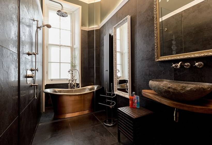 اتاق سوپریور با تخت بزرگ, The Alamo Guest House