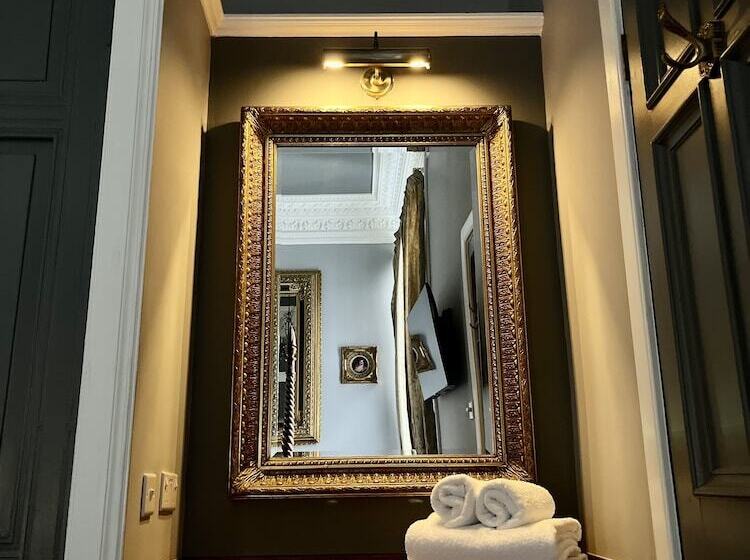 اتاق سوپریور با تخت بزرگ, The Alamo Guest House