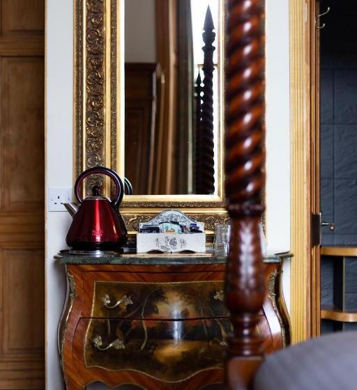 اتاق سوپریور با تخت بزرگ, The Alamo Guest House