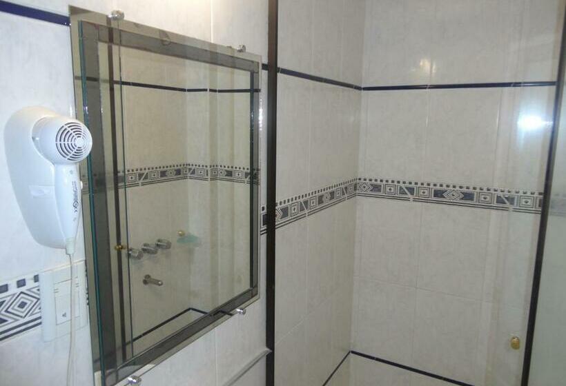 اتاق استاندارد سه نفره, Arthur