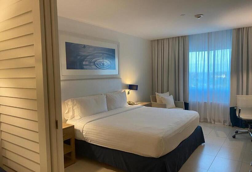 מיטת קינג בסוויטה, Holiday Inn Acapulco La Isla, An Ihg