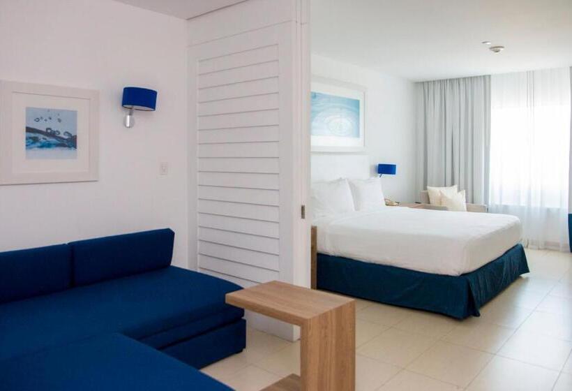 מיטת קינג בסוויטה, Holiday Inn Acapulco La Isla, An Ihg