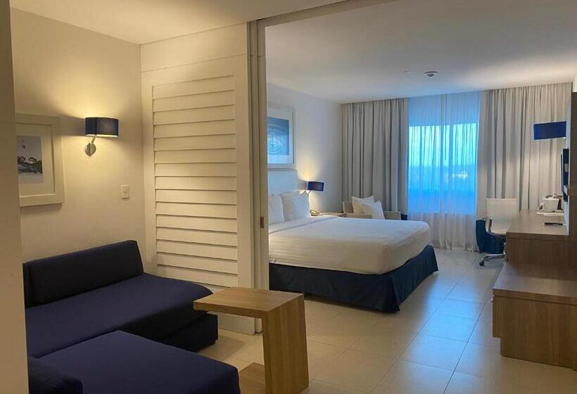 מיטת קינג בסוויטה, Holiday Inn Acapulco La Isla, An Ihg