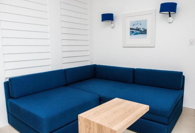 מיטת קינג בסוויטה, Holiday Inn Acapulco La Isla, An Ihg