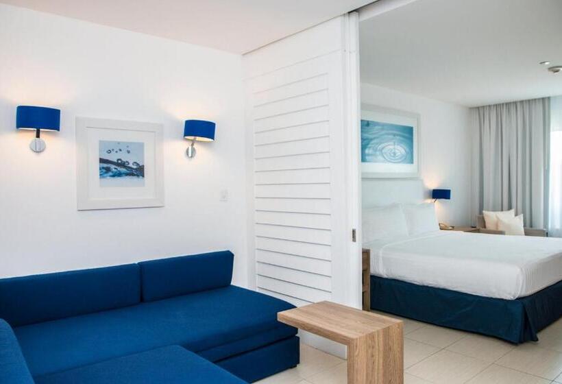 מיטת קינג בסוויטה, Holiday Inn Acapulco La Isla, An Ihg