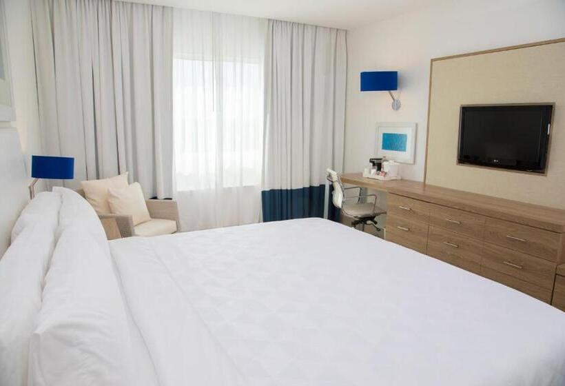 מיטת קינג בסוויטה, Holiday Inn Acapulco La Isla, An Ihg