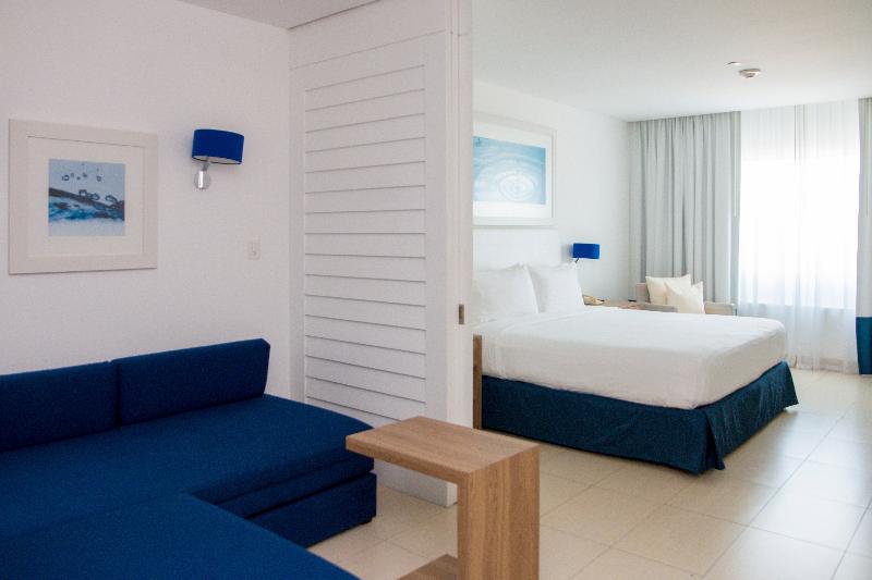 מיטת קינג בסוויטה, Holiday Inn Acapulco La Isla, An Ihg