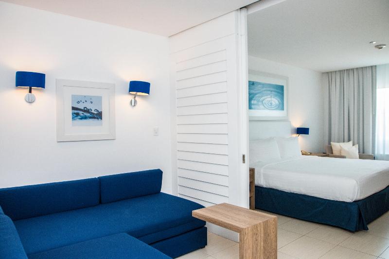 מיטת קינג בסוויטה, Holiday Inn Acapulco La Isla, An Ihg