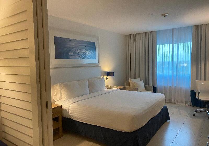 מיטת קינג בסוויטה, Holiday Inn Acapulco La Isla, An Ihg