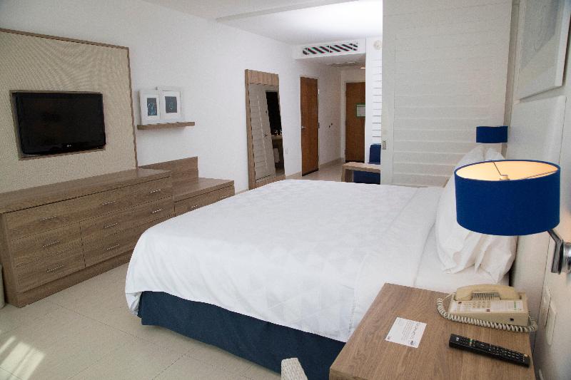 מיטת קינג בסוויטה, Holiday Inn Acapulco La Isla, An Ihg