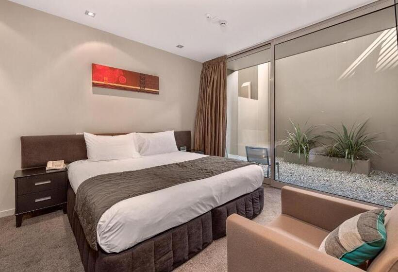 استودیوی استاندارد, Highview Apartments