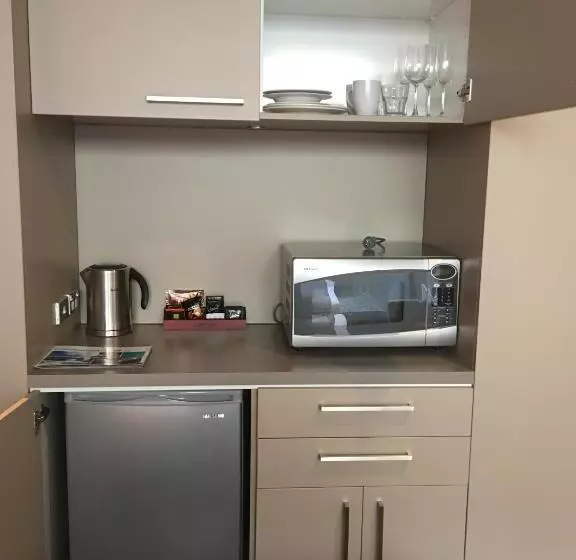 スタンダードスタジオ, Highview Apartments