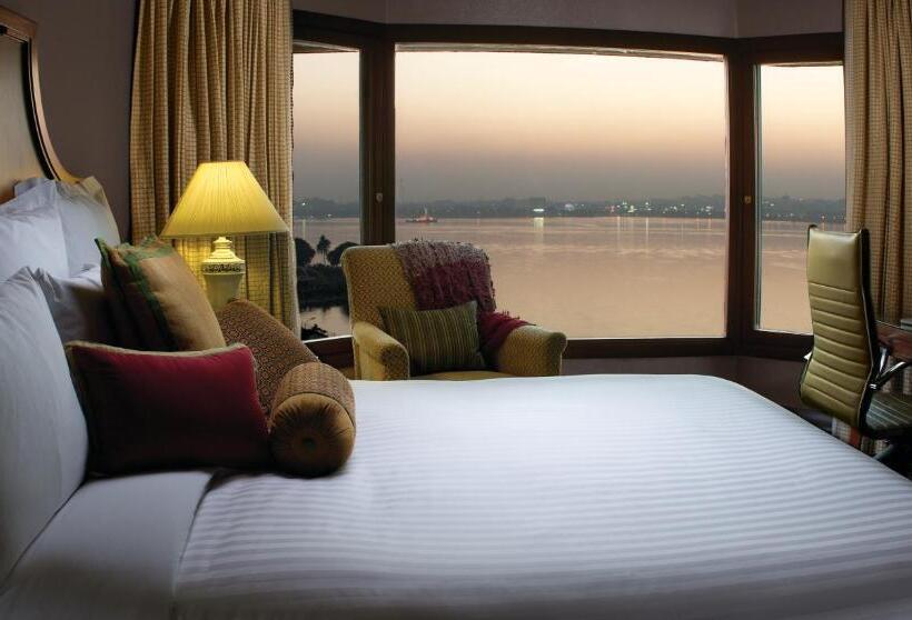 キングサイズベッドのエクゼクティブルーム, Hyderabad Marriott Hotel & Convention Centre